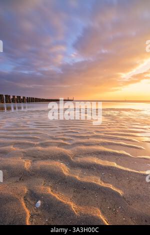 Uno spettacolare percorso estivo al tramonto sulla spiaggia di Zoutelande in Zelanda, Paesi Bassi. Immagine del mare con vista sul mare. Foto Stock