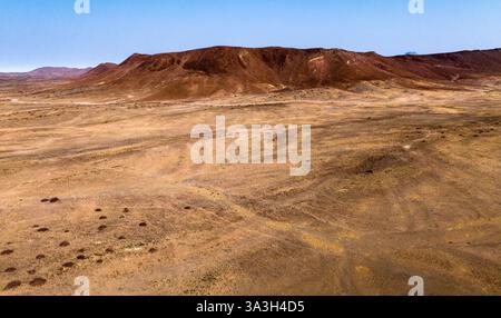 Cratere di Messum circondato da un paesaggio arido, Damaraland, Namibia Foto Stock