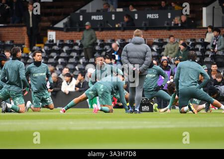 Londra, Regno Unito. 16 marzo 2025. I giocatori del Tottenham Hotspur si riscaldano prima del calcio d'inizio durante la partita tra Fulham FC e Tottenham Hotspur FC English Premier League al Craven Cottage, Londra, Inghilterra, Regno Unito il 16 marzo 2025 Credit: Katie Chan/Every Second Media Credit: Every Second Media/Alamy Live News Foto Stock