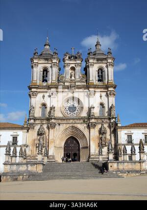 Alcobaca, Portogallo - 2 aprile 2017 - i visitatori esplorano la magnifica facciata del monastero di Santa Maria ad Alcobaca, Portogallo Foto Stock