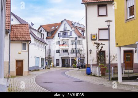 Quartiere residenziale con il fascino della città vecchia, edifici di stili diversi in una strada tranquilla, Grossbottwar, quartiere di Ludwigsburg, Baden-Wuerttemberg Foto Stock