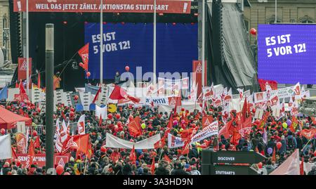Giornata di azione organizzata da IG Metall a Stoccarda. I metalmeccanici si radunano per lottare per il futuro dei posti di lavoro industriali. Le loro richieste: I datori di lavoro dovrebbero smettere Foto Stock