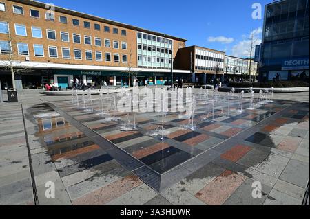 50-jet Dry plaza Fountain a Crawley, West Sussex. Foto Stock