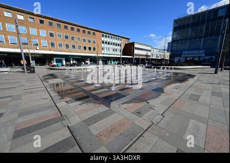 50-jet Dry plaza Fountain a Crawley, West Sussex. Foto Stock