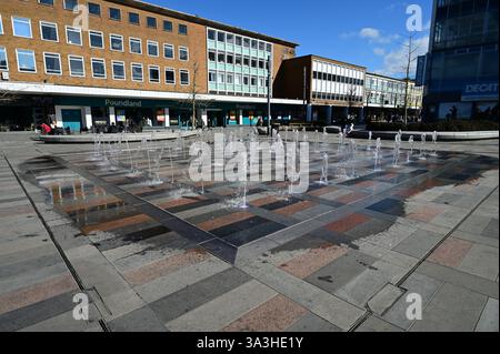 50-jet Dry plaza Fountain a Crawley, West Sussex. Foto Stock