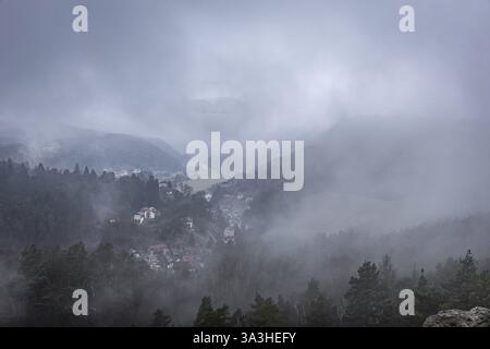 Atmosfera da favola sul Gamrig vicino a Rathen nella Svizzera sassone, vista sulla valle dell'Elba con vista sul villaggio, Rathen, Sassonia, Germania, Europa Foto Stock