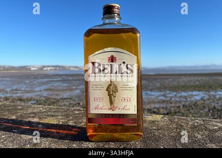 Bottiglia di plastica da 1 litro di whisky scozzese Bell Blended imbottigliata al 40% ABV. 6 febbraio 2025. Foto Stock