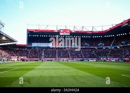 Enschede, Paesi Bassi. 16 marzo 2025. Enschede - Panoramica dello stadio durante il ventiseiesimo round della stagione Eredivisie 2024/2025. La partita è ambientata tra FC Twente e Feyenoord a De Grolsch veste il 16 marzo 2025 a Enschede, nei Paesi Bassi. Credito: Foto Box to Box/Alamy Live News Foto Stock