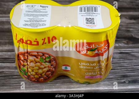 Cairo, Egitto, 5 febbraio 2025: fave del giardino californiano medammi con ceci su ricetta libanese, fibra ad alto contenuto proteico, fave che è il mai Foto Stock