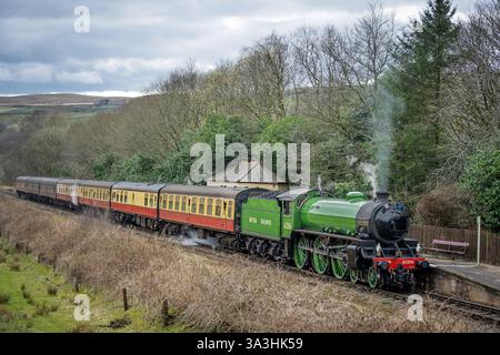 Locomotiva a vapore LNER Thompson classe B1 61306 di nome Mayflower vista a Irwell vale Halt sulla ferrovia del Lancashire orientale. Foto Stock