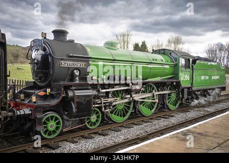 Locomotiva a vapore LNER Thompson classe B1 61306 di nome Mayflower vista alla stazione di Ramsbottom sulla ferrovia del Lancashire orientale. Foto Stock