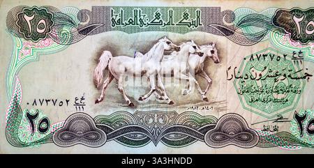 Un grande frammento del lato dritto di venticinque dinari iracheni dalla banca centrale dell'Iraq 1982, presenta cavalli al galoppo, vecchi 25 dinari iracheni d'epoca, Foto Stock