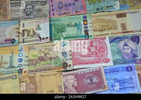 Sfondo di varie banconote di diversi paesi come dinari iracheni, dinari libici, sterline sudanesi, rupie indiane, sterline nigeriane, po. libanese Foto Stock