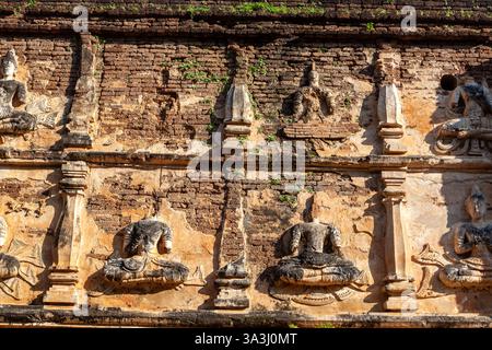 Vecchio muro con immagini di Buddha nel Tempio Wat Chet Yot, Chiang mai, Thailandia. Foto Stock