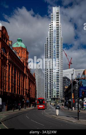 City Rd East Londra Regno Unito. East London Tech City. City Road London dirigendosi dalla rotatoria di Old Street verso l'area di East London Tech City. Foto Stock