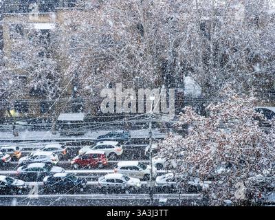 Sopra la vista della guida in auto nelle nevicate su Viale Mashtots la sera d'inverno nella città di Erevan, Armenia Foto Stock