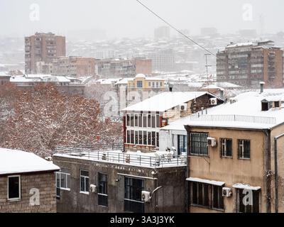 Sopra la vista del quartiere residenziale dopo aver nevicato il giorno invernale nella città di Erevan, Armenia Foto Stock
