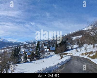 Francia Savoie Maurienne Jarrier : Route de montagne en hiver paysage enneigé ensoleillé avec ciel bleu Foto Stock