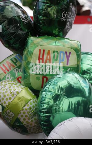 16 marzo 2025, Londra, Regno Unito la parata del giorno di San Patrizio, carri allegorici, bande e ballerini della comunità irlandese della capitale prendono parte alla celebrazione di Londra del giorno di San Patrizio. Gli osservatori verdi tracciano il percorso e le bandiere delle onde. Foto: Roland Ravenhill/Alamy Foto Stock