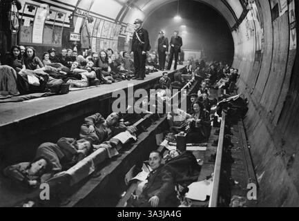 WWII Blitz fu una campagna di bombardamenti tedeschi contro il Regno Unito, per otto mesi, dal 7 settembre 1940 all'11 maggio 1941, durante la seconda guerra mondiale. - La stazione della metropolitana di Aldwych è stata usata come rifugio antiatomico nel 1940 Foto Stock