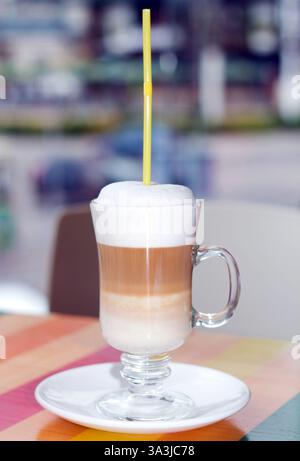 Tazza alta di latte fresco con crema spalmata, frullato, cocktail, appetitoso, liquido, caldo, cannuccia, vetro, foto, Foto Stock