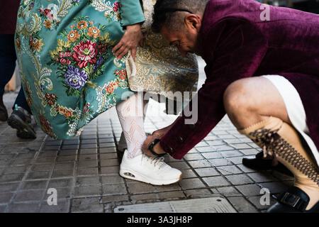 Valencia, Spagna - 16 marzo 2025. Le Falleras e i bambini di tutti i quartieri (Comisiones) camminano durante la sfilata attraverso le strade verso Plaza del Ayuntamiento, dove sceglieranno i premi di Las Fallas Infantiles. Camminano vestiti con il tradizionale costume d'epoca. Crediti: Roberto Arosio/ Alamy Live News Foto Stock