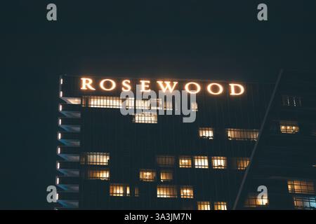 17 gennaio 2025, Abu Dhabi, Emirati Arabi Uniti: Cartello illuminato del Rosewood Hotel sulla sommità di un edificio moderno di notte Foto Stock