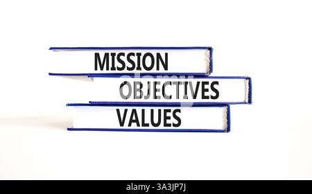 Simbolo dei valori degli obiettivi della missione. Concetti parole obiettivi missione valori su bellissimi libri blu bianchi. Splendido sfondo bianco. Missione aziendale Foto Stock