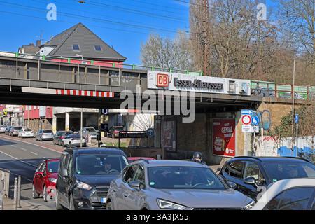 Soziale Brennpunkte in Essen Im Essener Ortsteil Altenessen ist am Bahnhof ein Hotspot entstanden, wo Kriminalität zum Alltag gehört. Hierzu gehört zum Beispiel ein erhöhter Bevölkerungsanteil von Migranten, sowie rechtsextreme Gruppen, die zu Gewalttaten neigen. Essen Nordrhein-Westfalen Deutschland Altenessen *** punti di interesse sociale a Essen, nel distretto Altenessen di Essen, è emerso un punto caldo alla stazione ferroviaria dove la criminalità fa parte della vita quotidiana ciò include, ad esempio, una maggiore percentuale di migranti nella popolazione, nonché gruppi estremisti di destra che sono inclini a V Foto Stock