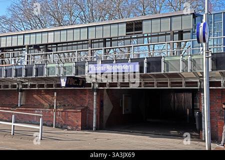 Soziale Brennpunkte in Essen Im Essener Ortsteil Altenessen ist am Bahnhof ein Hotspot entstanden, wo Kriminalität zum Alltag gehört. Hierzu gehört zum Beispiel ein erhöhter Bevölkerungsanteil von Migranten, sowie rechtsextreme Gruppen, die zu Gewalttaten neigen. Essen Nordrhein-Westfalen Deutschland Altenessen *** punti di interesse sociale a Essen, nel distretto Altenessen di Essen, è emerso un punto caldo alla stazione ferroviaria dove la criminalità fa parte della vita quotidiana ciò include, ad esempio, una maggiore percentuale di migranti nella popolazione, nonché gruppi estremisti di destra che sono inclini a V Foto Stock