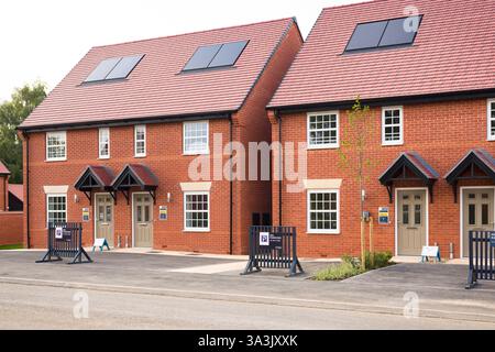 Buckinghamshire, Regno Unito - 18 maggio 2024. Case di nuova costruzione in vendita su un nuovo sviluppo immobiliare, Regno Unito Foto Stock