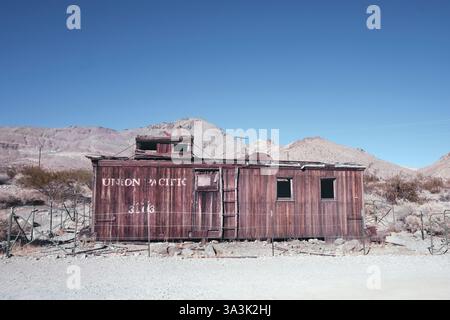 Vagone ferroviario abbandonato della Union Pacific nella città fantasma del deserto, Rhyolite, Nevada, Stati Uniti Foto Stock
