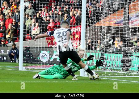 Londra, Regno Unito. 16 marzo 2025. Caoimhin Kelleher portiere del Liverpool salva ai piedi di Jacob Murphy del Newcastle United. Carabao Cup final 2025, Liverpool contro Newcastle Utd al Wembley Stadium di Londra domenica 16 marzo 2025. Solo per uso editoriale. foto di Chris Stading//Andrew Orchard fotografia sportiva/Alamy Live News crediti: Andrew Orchard fotografia sportiva/Alamy Live News Foto Stock