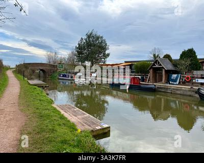 Higher Lock, Narrow Boats ormeggiate sul Bridgewater e Taunton Canal, Somerset Foto Stock