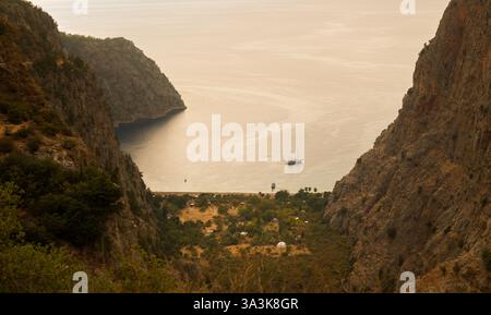 Valle delle farfalle ( turco; Kelebekler vadisi ) al tramonto. Viaggio in Turchia. Vicino a Oludeniz, al distretto di Fethiye, alla provincia di Mugla, alla Turchia Foto Stock