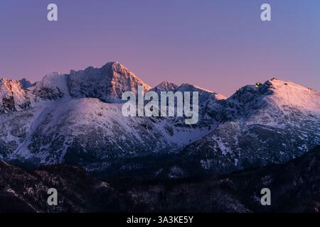 Primo giorno dell'inverno 2024 sui monti Tatra Foto Stock