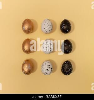 Motivo a base di uova colorate su sfondo beige pastello. Concetto di Pasqua minimalista. Foto Stock