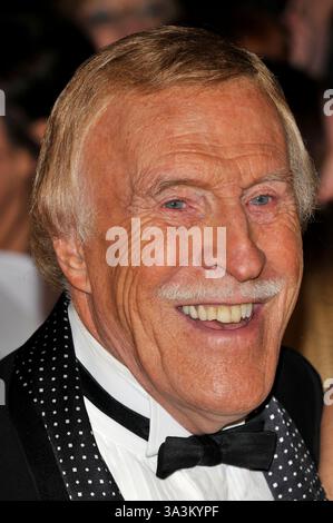 BRUCE FORSYTH . Partecipando ai National Television Awards presso la O2 Arena, Londra, Inghilterra..26 gennaio 2011.NTA NTA NAs arrivi ritratto headshot moustach Foto Stock