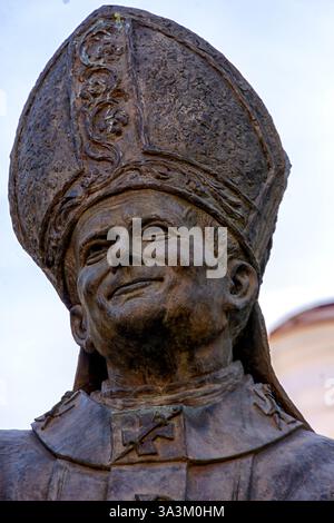 Statua in onore di San Giovanni Paolo II a Siviglia, Spagna Foto Stock