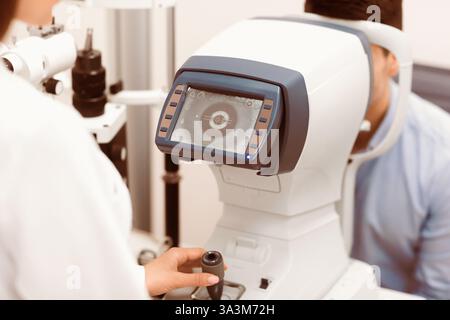Esame oculistico in una clinica utilizzando apparecchiature e tecnologie diagnostiche Foto Stock
