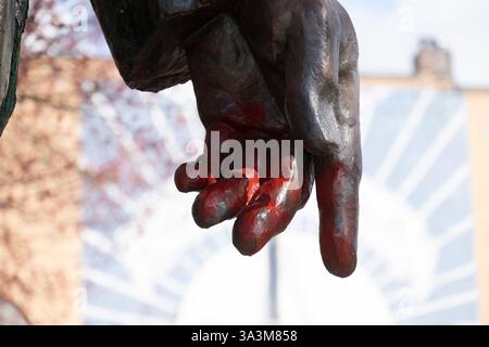Seattle, Washington, Stati Uniti. 16 marzo 2025. La statua di Lenin nel quartiere Fremont di Seattle è stata recentemente dipinta di giallo e blu, con una faccia arancione e mani rosse. Si trova nel Centro dell'Universo, il bizzarro soprannome del quartiere, dal 1995 ed è spesso oggetto di protesta. (Credit Image: © Shane Srogi/ZUMA Press Wire) SOLO PER USO EDITORIALE! Non per USO commerciale! Crediti: ZUMA Press, Inc./Alamy Live News Foto Stock
