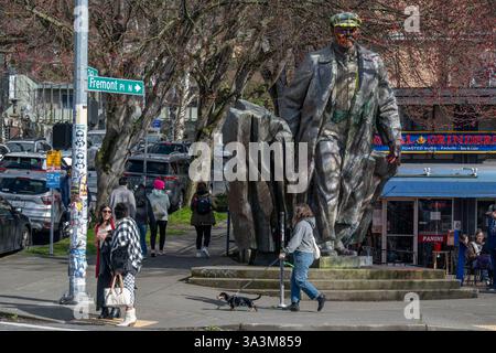 Seattle, Washington, Stati Uniti. 16 marzo 2025. La statua di Lenin nel quartiere Fremont di Seattle è stata recentemente dipinta di giallo e blu, con una faccia arancione e mani rosse. Si trova nel Centro dell'Universo, il bizzarro soprannome del quartiere, dal 1995 ed è spesso oggetto di protesta. (Credit Image: © Shane Srogi/ZUMA Press Wire) SOLO PER USO EDITORIALE! Non per USO commerciale! Crediti: ZUMA Press, Inc./Alamy Live News Foto Stock