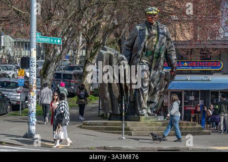 Seattle, Washington, Stati Uniti. 16 marzo 2025. La statua di Lenin nel quartiere Fremont di Seattle è stata recentemente dipinta di giallo e blu, con una faccia arancione e mani rosse. Si trova nel Centro dell'Universo, il bizzarro soprannome del quartiere, dal 1995 ed è spesso oggetto di protesta. (Credit Image: © Shane Srogi/ZUMA Press Wire) SOLO PER USO EDITORIALE! Non per USO commerciale! Crediti: ZUMA Press, Inc./Alamy Live News Foto Stock