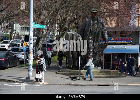 Seattle, Washington, Stati Uniti. 16 marzo 2025. La statua di Lenin nel quartiere Fremont di Seattle è stata recentemente dipinta di giallo e blu, con una faccia arancione e mani rosse. Si trova nel Centro dell'Universo, il bizzarro soprannome del quartiere, dal 1995 ed è spesso oggetto di protesta. (Credit Image: © Shane Srogi/ZUMA Press Wire) SOLO PER USO EDITORIALE! Non per USO commerciale! Crediti: ZUMA Press, Inc./Alamy Live News Foto Stock