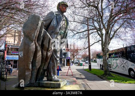 Seattle, Washington, Stati Uniti. 16 marzo 2025. La statua di Lenin nel quartiere Fremont di Seattle è stata recentemente dipinta di giallo e blu, con una faccia arancione e mani rosse. Si trova nel Centro dell'Universo, il bizzarro soprannome del quartiere, dal 1995 ed è spesso oggetto di protesta. (Credit Image: © Shane Srogi/ZUMA Press Wire) SOLO PER USO EDITORIALE! Non per USO commerciale! Crediti: ZUMA Press, Inc./Alamy Live News Foto Stock