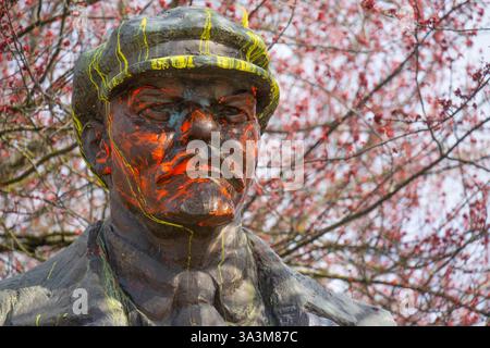Seattle, Washington, Stati Uniti. 16 marzo 2025. La statua di Lenin nel quartiere Fremont di Seattle è stata recentemente dipinta di giallo e blu, con una faccia arancione e mani rosse. Si trova nel Centro dell'Universo, il bizzarro soprannome del quartiere, dal 1995 ed è spesso oggetto di protesta. (Credit Image: © Shane Srogi/ZUMA Press Wire) SOLO PER USO EDITORIALE! Non per USO commerciale! Crediti: ZUMA Press, Inc./Alamy Live News Foto Stock