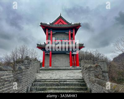La grande Muraglia a Dandong. Dandong forma un controverso capolinea orientale della grande Muraglia Ming. 15/4/2024, Liaoning, Cina. Foto Stock