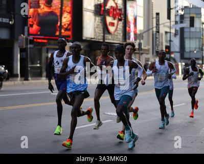 Los Angeles, Stati Uniti. 16 marzo 2025. I partecipanti gareggiano durante la maratona di Los Angeles 2025 a Los Angeles, negli Stati Uniti, il 16 marzo 2025. Crediti: Qiu Chen/Xinhua/Alamy Live News Foto Stock