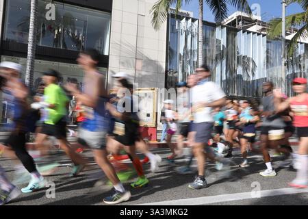 Los Angeles, Stati Uniti. 16 marzo 2025. I partecipanti gareggiano durante la maratona di Los Angeles 2025 a Los Angeles, negli Stati Uniti, il 16 marzo 2025. Crediti: Qiu Chen/Xinhua/Alamy Live News Foto Stock