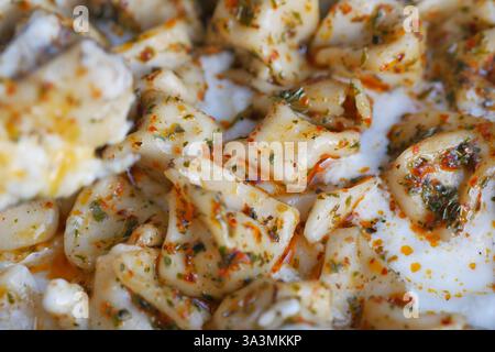 Deliziosi gnocchi fatti a mano serviti con salsa saporita in una ciotola Foto Stock
